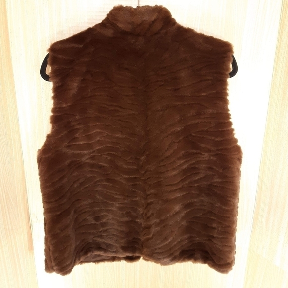 Bechamel faux fur zip up lined vest.  Medium - Picture 2 of 6